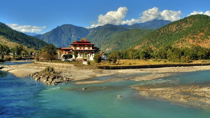 Nằm gần dãy núi Himalaya nổi tiếng cùng địa hình độc đáo tạo cho Bhutan cảnh quan thiên nhiên xinh đẹp