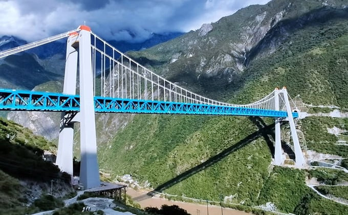 Một cây cầu dẫn vào hầm núi tuyết Cáp Ba, một trong 20 đường hầm trên tuyến đường sắt Vân Nam - Tây Tạng. Ảnh: SCMP