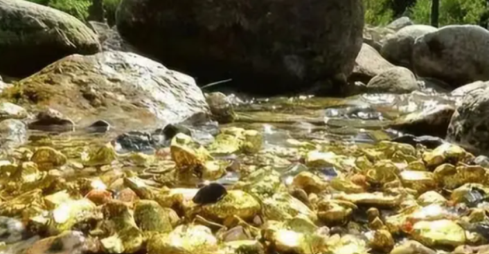 Xuất hiện đá lạ lấp lánh màu vàng mỗi khi mưa bão, một con suối bị phong tỏa: Hàng loạt công nghệ đặc biệt vào cuộc, lộ ra kho báu 400 năm tuổi