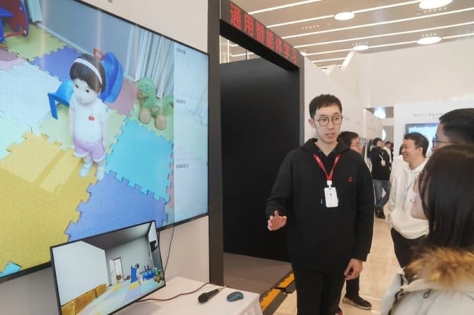 Nhà nghiên cứu từ Viện Trí tuệ nhân tạo Tổng hợp Bắc Kinh giải thích cách tương tác với Tong Tong tại triển lãm công nghệ ở Bắc Kinh cuối tháng 1. Ảnh: bjd.com