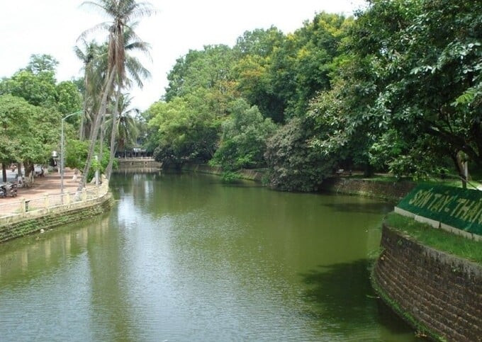 Hào nước trong khuôn viên thành cổ tạo cảnh quan xanh mát, điều hòa không khí