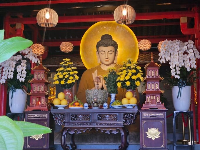 Những bức tượng phật đầy uy nghi trong chùa