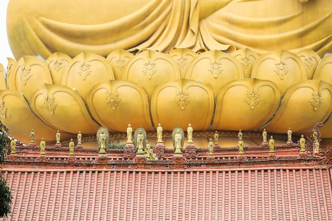 Mái chùa được trang trí các tượng Phật Quan âm, La hán bé. Tòa sen của đại tượng là bông sen khổng lồ, với 3 lớp gồm 56 cánh hoa.