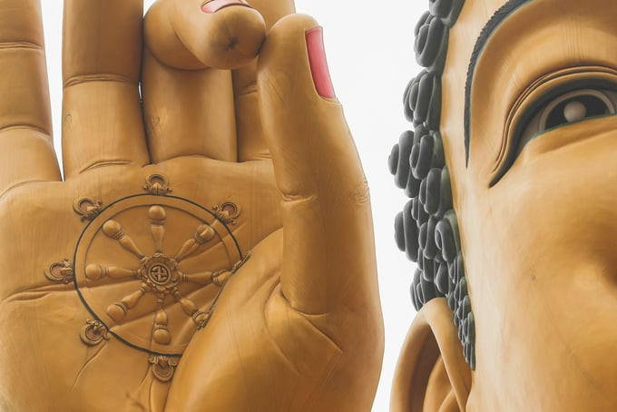 Lòng bàn tay của Phật tổ là vòng bánh xe Pháp luân hồi