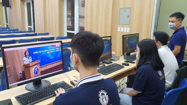 Để đáp ứng nhu cầu đa dạng từ thực tế, Đại học Mở Hà Nội cũng là một trong những cơ sở hiếm hoi tại Việt Nam cung cấp đào tạo đại học và nghiên cứu thông qua hình thức đào tạo từ xa