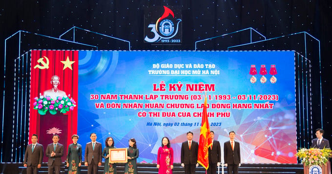 Ngày 2/11/2023, Trường Đại học Mở Hà Nội đón nhận Huân chương Lao động hạng Nhất, Cờ thi đua của Chính phủ