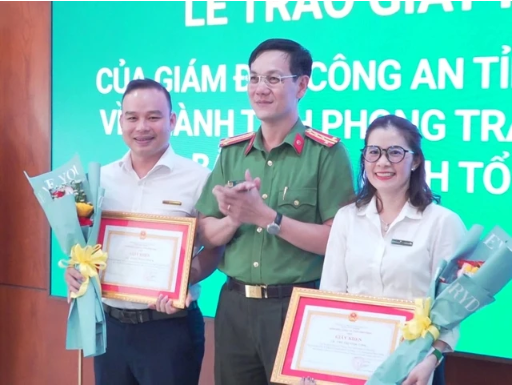 Đại tá Ngô Cự Vinh, Phó giám đốc Công an tỉnh Bình Định, trao giấy khen cho bà Linh và anh Thạch