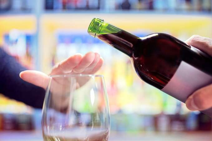 Việc tiêu thụ rượu một cách thường xuyên và quá mức có thể gây tổn hại cho sức khỏe của não
