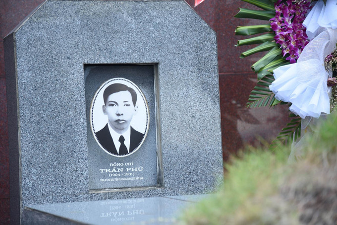 Bia mộ của Tổng Bí thư Trần Phú