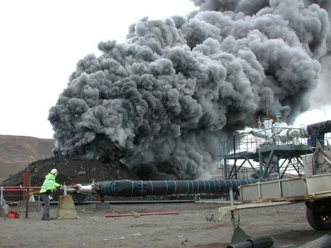 Cảnh tượng tại núi lửa Krafla khi công ty điện vô tình khoan vào magma vào năm 2009