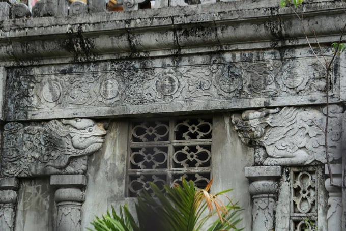 Họa tiết chủ yếu được chạm khắc trên đá là hoa sen, lá thông, đầu rồng mang đậm dấu ấn kiến trúc thời Nguyễn cuối thế kỷ 19
