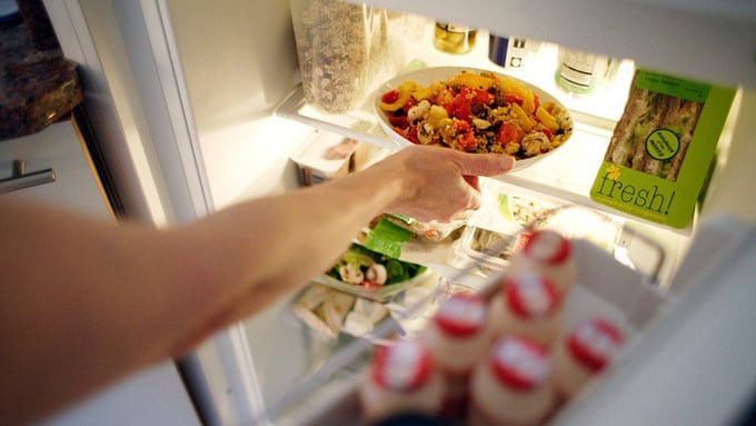 Thực phẩm chín nên để nguội khoảng 4 tiếng rồi đóng hộp cho vào tủ lạnh