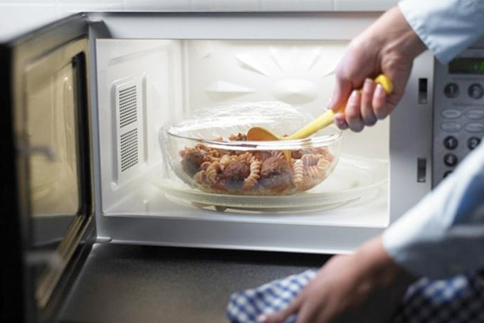 Việc hâm nóng lại thức ăn thừa sẽ khiến cho thực phẩm bị mất chất