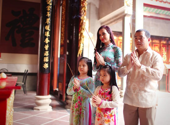 Đi lễ chùa đầu năm là một trong những nét đẹp văn hóa tâm linh trong phong tục ngày Tết của người Việt