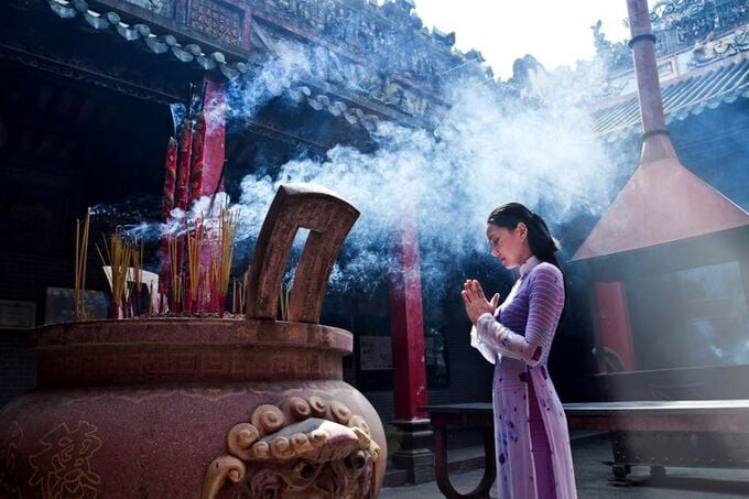 Vào ngày Tết, mọi người thường có phong tục đi chùa để cầu nguyện cho năm mới