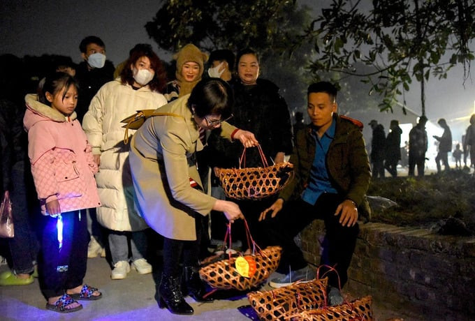 Gà đen là món hàng 'ăn khách' trong phiên chợ Âm Dương