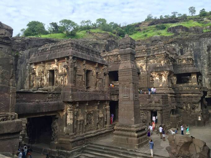 Đền Kailasa là một phần của quần thể Ellora, bao gồm 24 ngôi đền và tu viện trong hang động