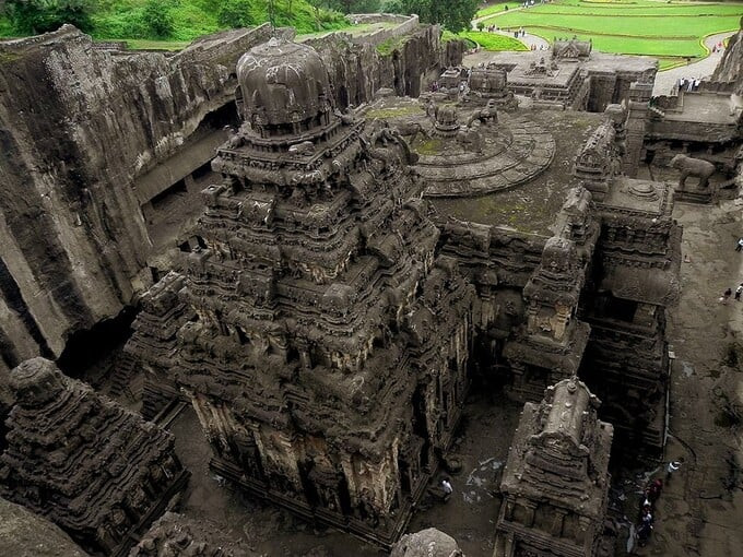 Ngoài giá trị kiến trúc, đền Kailasa còn là nơi lưu giữ hàng nghìn tác phẩm điêu khắc, bản vẽ và chữ khắc