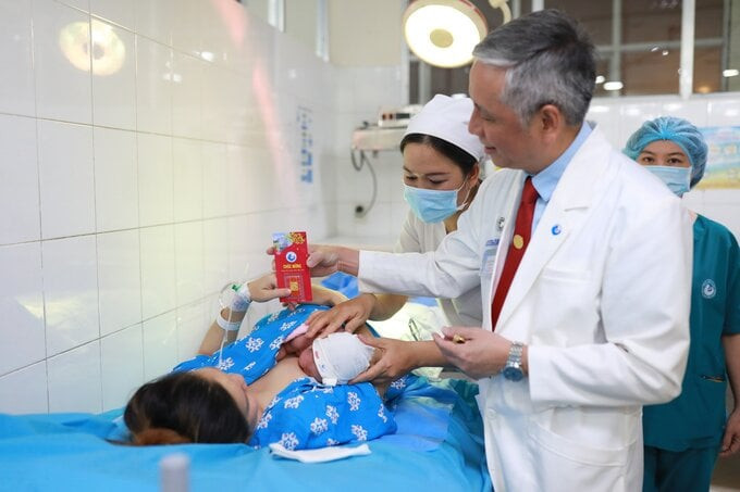 Bệnh viện gửi mỗi bé 1 món quà với mong muốn trẻ khỏe mạnh và phát triển tốt. Ảnh: Ninh Bùi