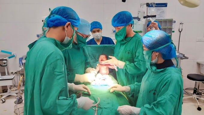Các bác sĩ Bệnh viện Phụ sản Hà Nội đón em bé đầu tiên chào đời trong năm mới bằng phương pháp mổ đẻ. Ảnh: Lao động Thủ đô