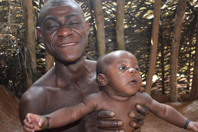 Aka là tộc người duy nhất trên thế giới có khả năng nuôi con từ sữa của cha