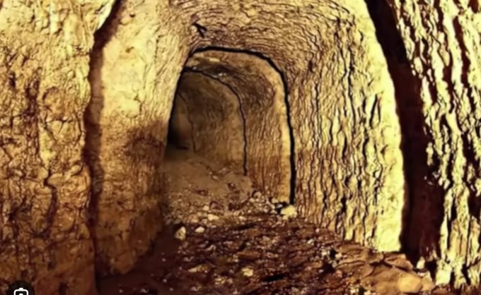 Hình ảnh bên trong hang sâu chứa mộ cổ