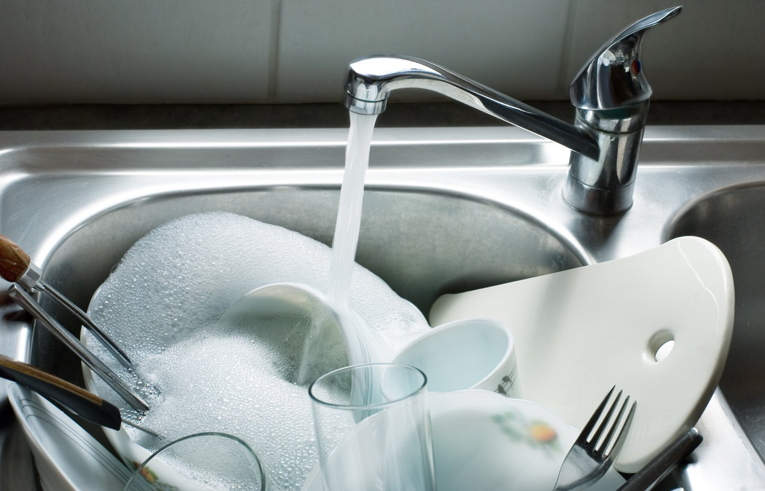 Bị ngâm lâu trong nước rửa bát khiến bát đũa nhanh hỏng và tăng sinh vi khuẩn, chất độc gây hại