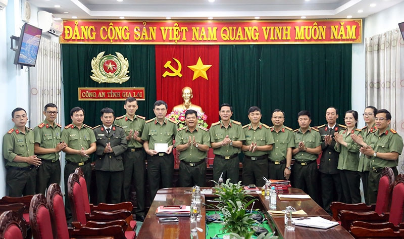 Lãnh đạo Công an tỉnh Gia Lai khen thưởng cán bộ, chiến sĩ ban chuyên án đã có thành tích phá án