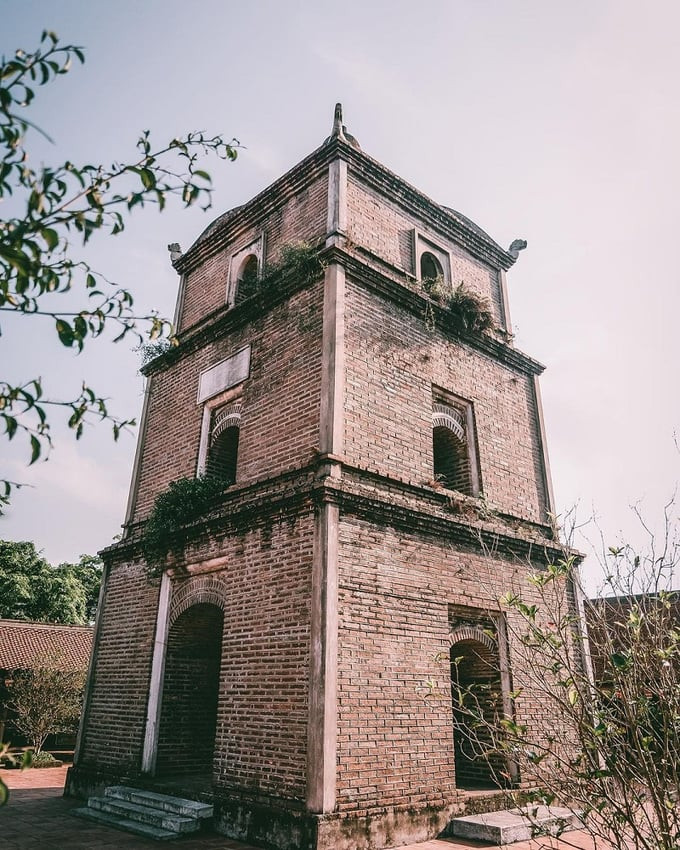 Tháp Hòa Phong uy nghiêm nổi bật giữa chùa Dâu