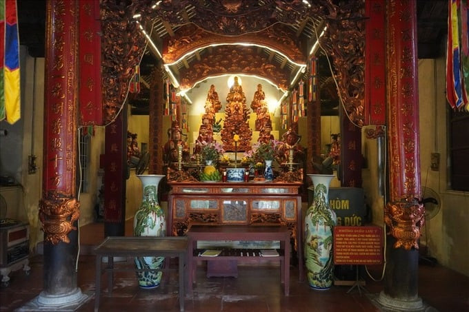 Chính điện của chùa là nơi thờ Phật