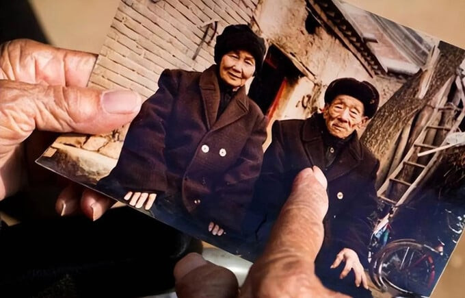 Vợ chồng ông Bình Mộc Hổ (117 tuổi) và bà Trương Tân Nựu (116 tuổi). Ảnh: Sohu