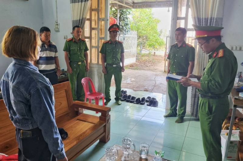 Cơ quan CSĐT Công an huyện Đắk Glong tống đạt các quyết định tố tụng đối với Trần Thị Đoàn.