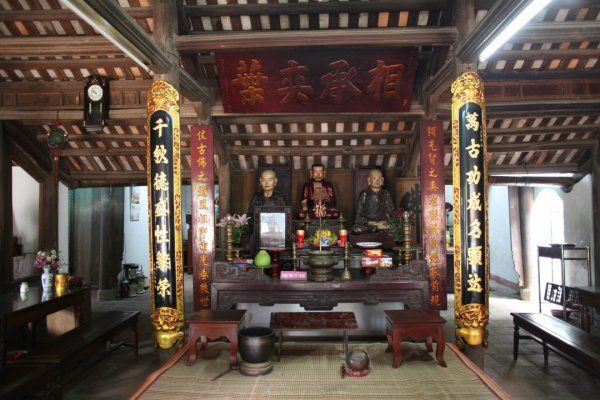 Bên trong nhà Tổ chùa Tây Phương