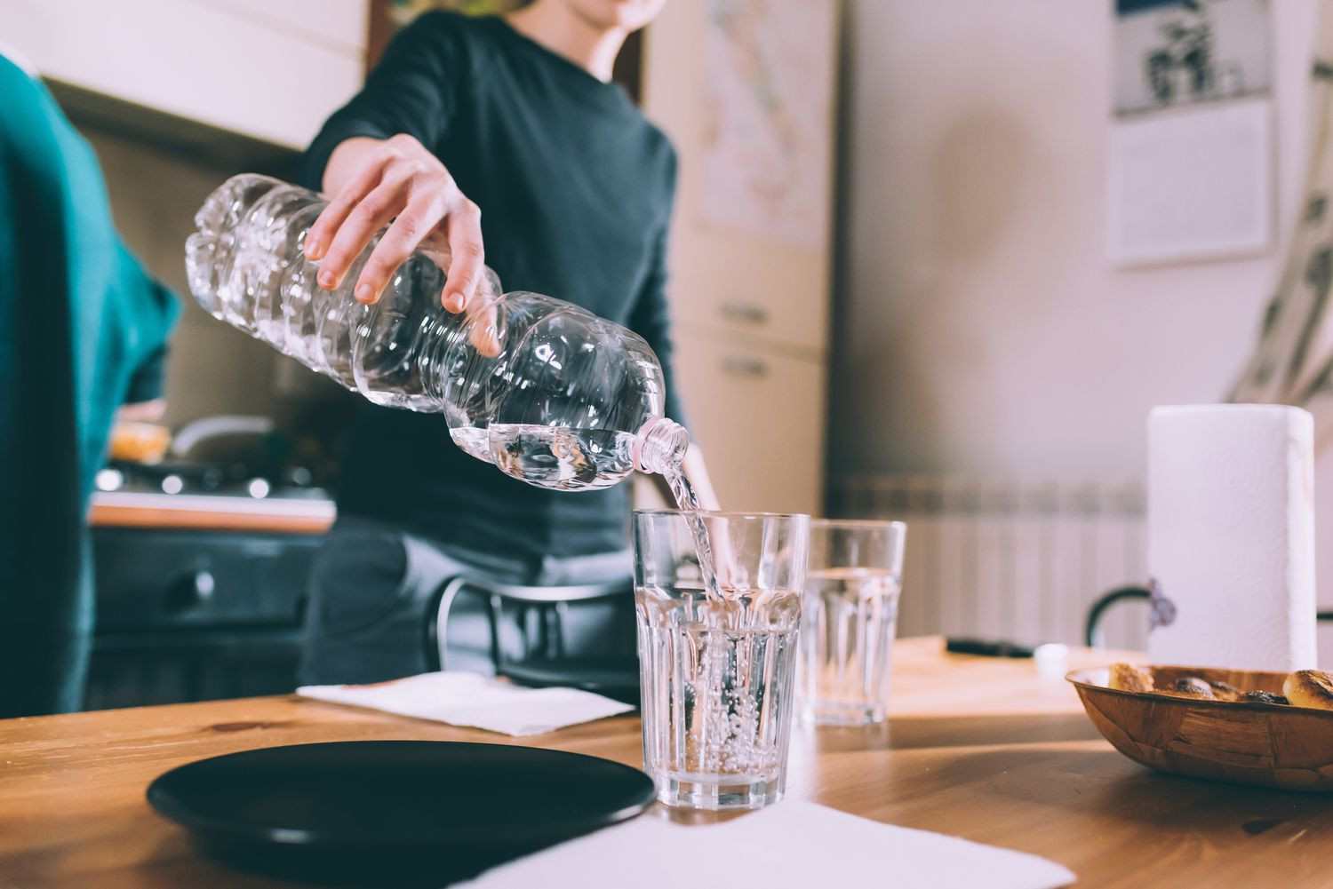 Uống nhiều nước ngay sau bữa ăn gây hại cho sức khỏe nhưng ít người hay biết