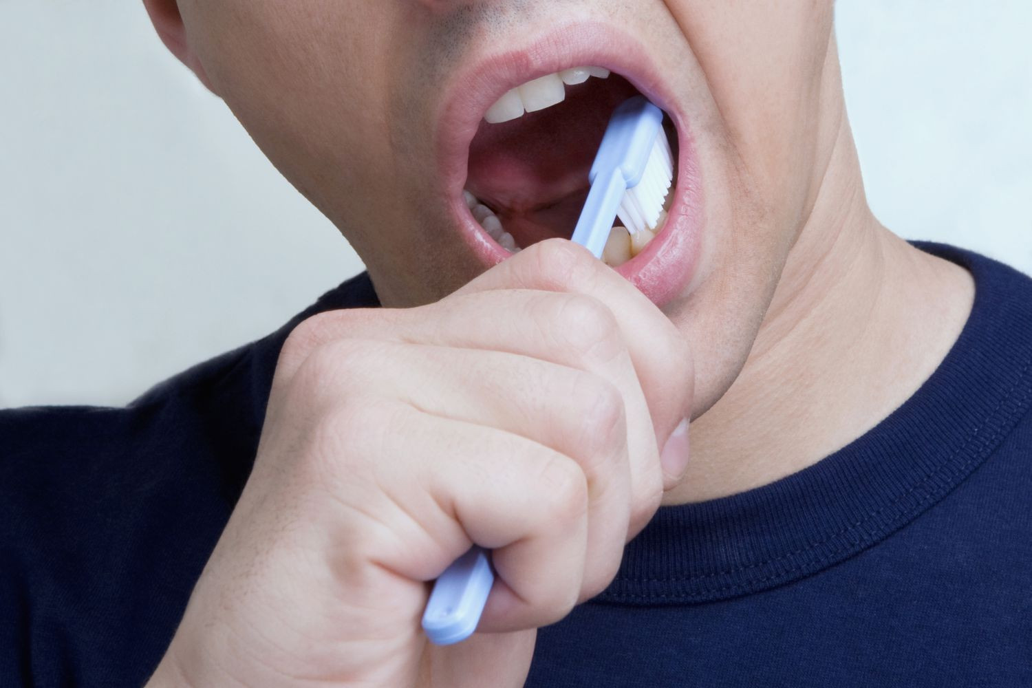 Không nên đánh răng ngay sau khi ăn mà nên chờ ít nhất 30 phút