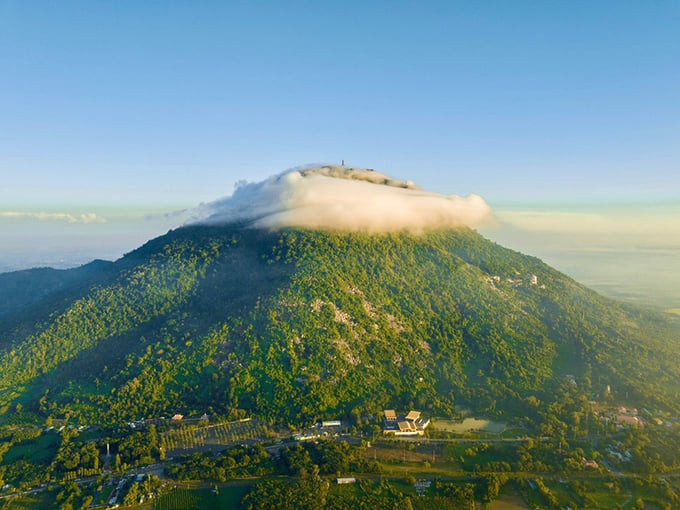 Núi Bà Đen được mệnh danh là “nóc nhà Nam Bộ