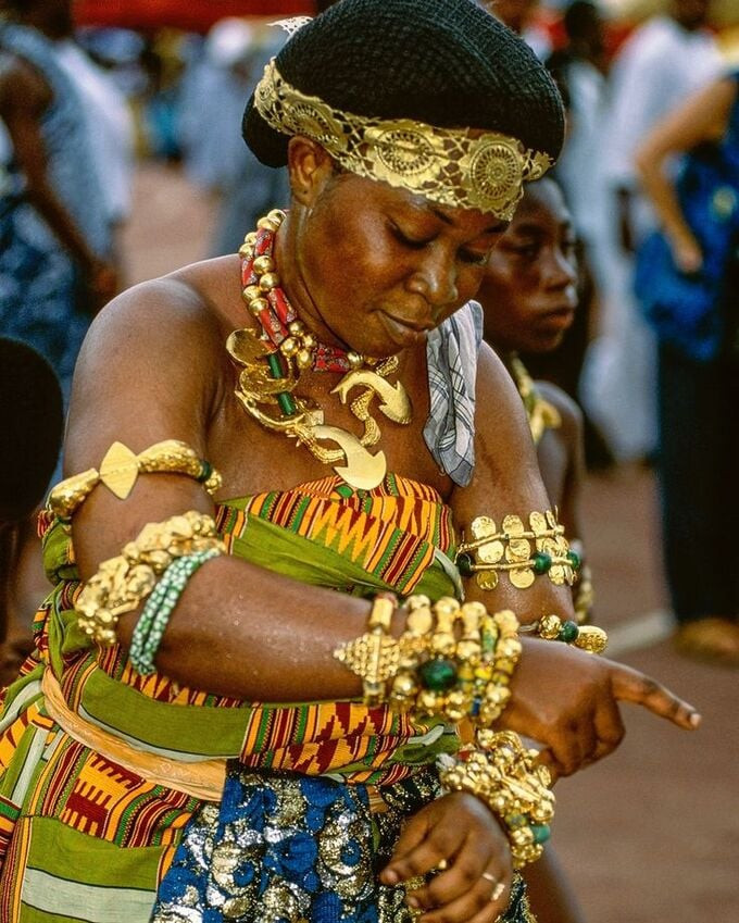 Các đồ trang sức bằng vàng chủ yếu được dùng trong những dịp lễ hội