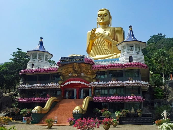Vào thời kỳ tiền sử, người Sri Lanka sinh sống trong những khu phức hợp hang động trước khi có sự xuất hiện của Phật giáo