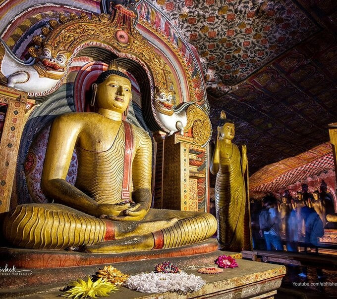 Tổng cộng có 153 bức tượng Phật, 3 bức tượng của vua Sri Lanka và 4 tượng của các vị thần và nữ thần trong hệ thống hang động này