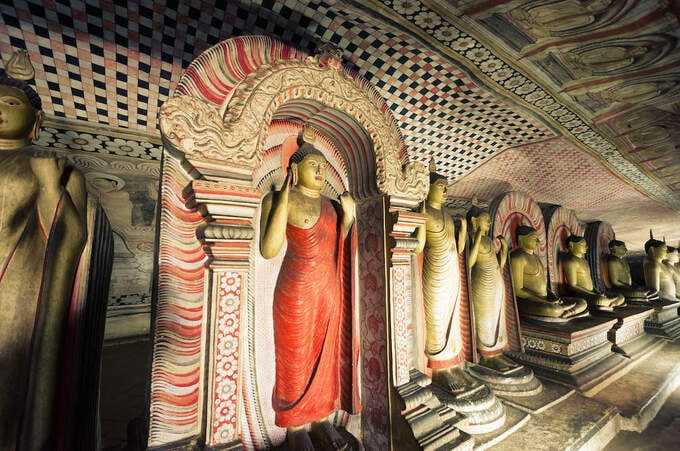 Hầu hết các tượng Phật trong hang động được chế tác từ vàng