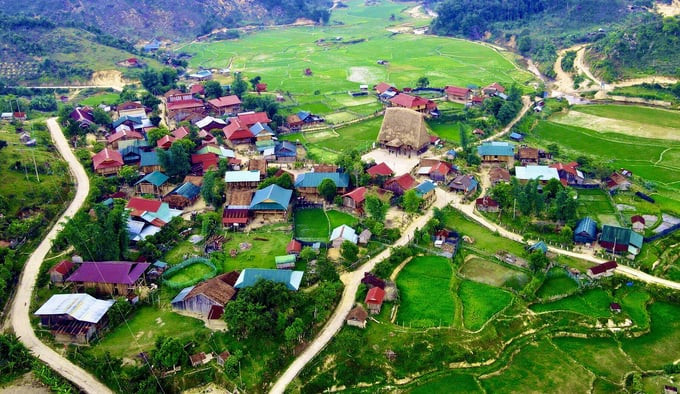 Bao bọc làng Vi Rơ Ngheo là dãy núi Ngọc Ruông với 4 ngọn núi