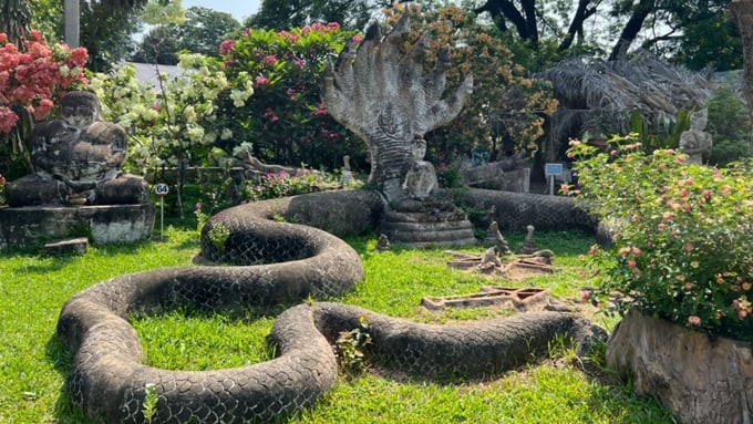 Tượng rắn thần Naga – một linh vật mà người Lào tin rằng sẽ bảo vệ và che chở cho con người