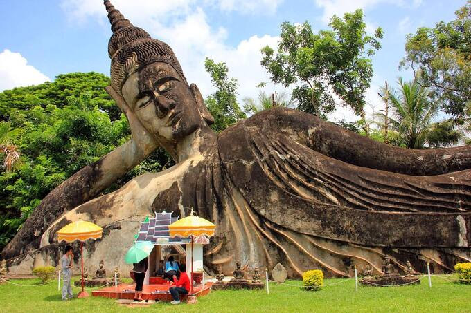 Ngay giữa trung tâm khu vườn là tượng Phật nhập Niết Bàn, có chiều dài hơn 40m