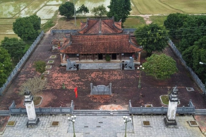 Đền thờ vua Hàm Nghi nằm trong khuôn viên thành Sơn Phòng