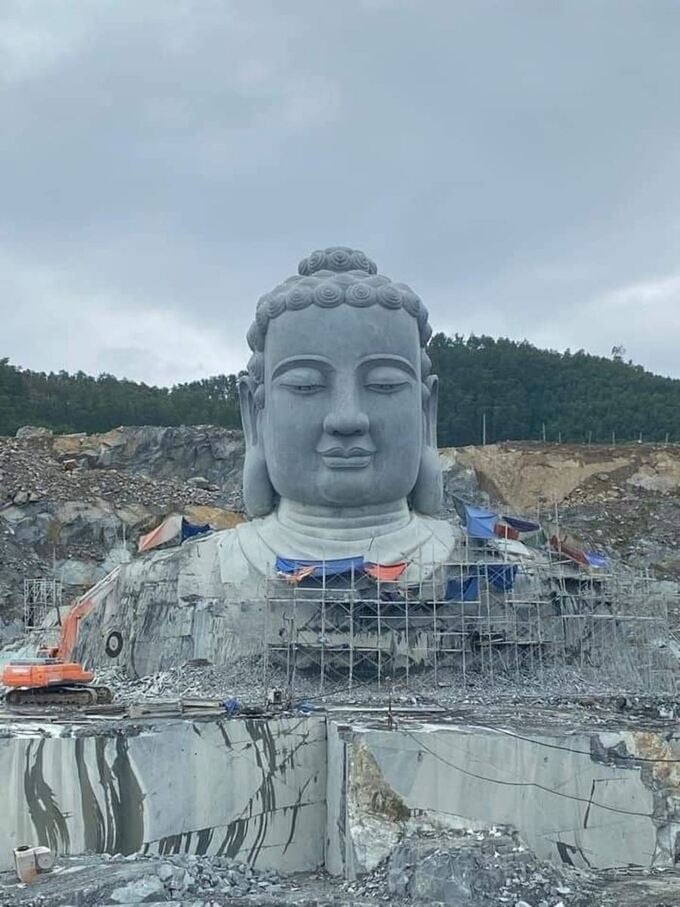Để tạo tác tượng Phật khổng lồ bằng đá này, đơn vị đã huy động nhiều nhân lực, máy móc để khoan, cắt từng lớp đá của núi Phước Lý
