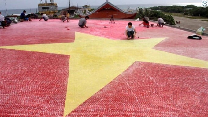 Quá trình ghép Lá cờ Tổ quốc bằng gốm lớn nhất Việt Nam