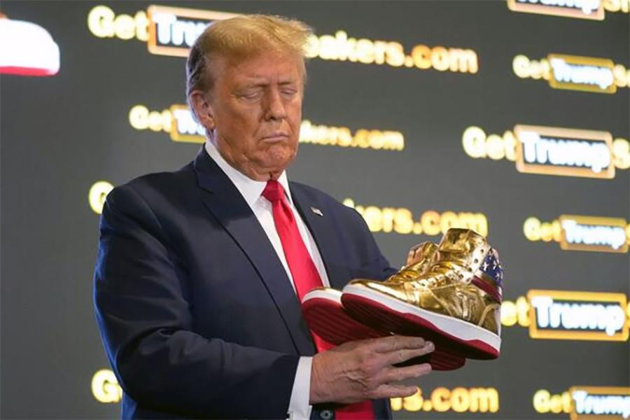 Ông Trump ra mắt dòng giày thể thao mới sau khi bị phạt gần 355 triệu USD