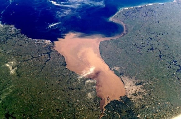 Hình ảnh dòng sông Río de la Plat được chụp từ trên vệ tinh