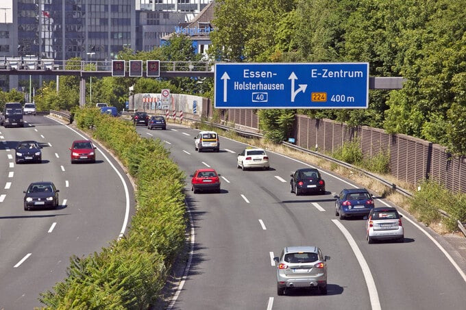 Có giới hạn tốc độ 130km/h trên khoảng 30% mạng lưới Autobahn và đó thường là ở những nơi đông đúc nhất