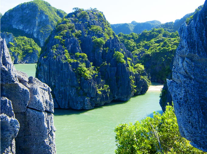 Cọc Chèo - Áng Dù là một quần thể đảo đá hùng vĩ